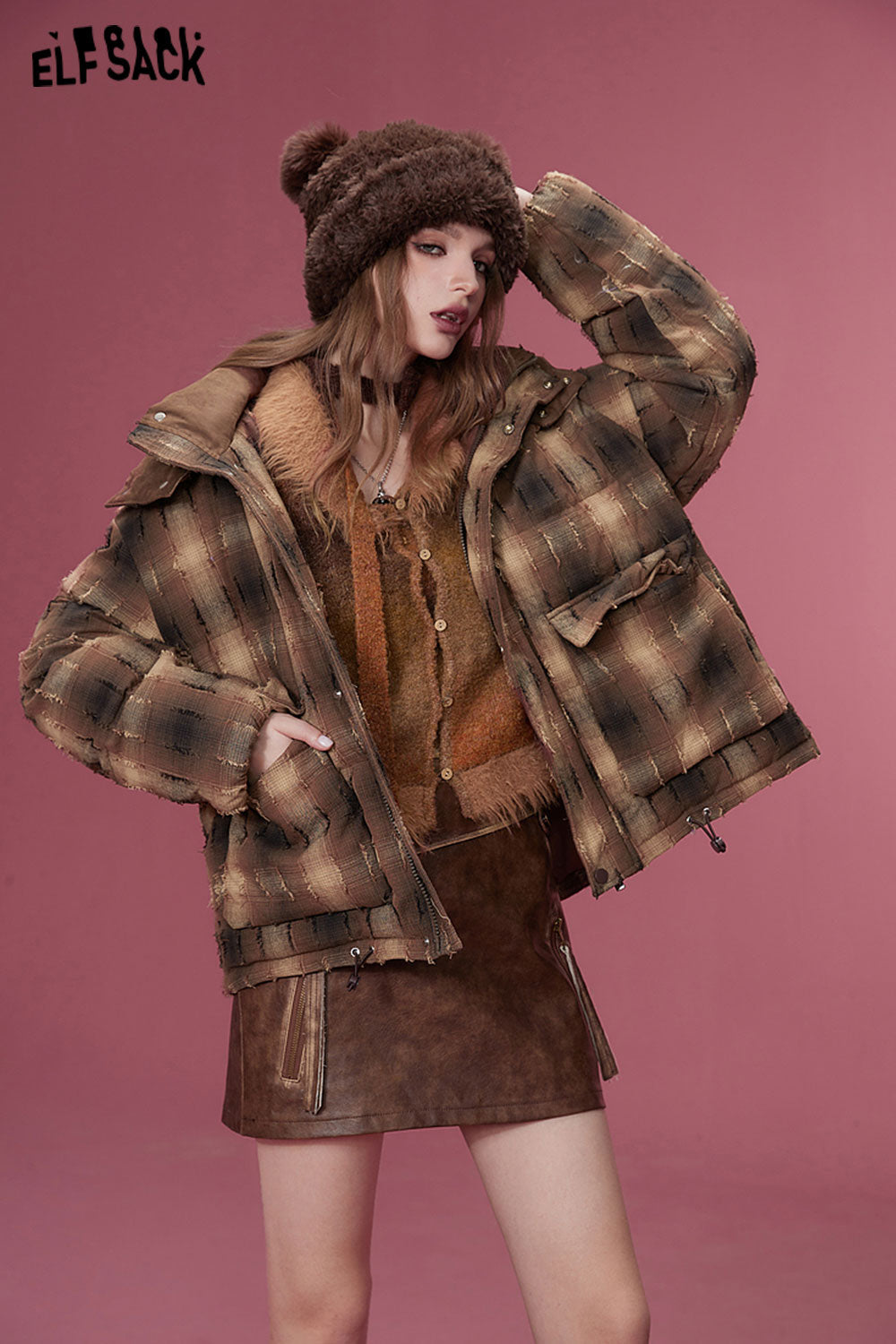 ELFSACK Korean Fashion Plaid Down Coats Women 2023 Winter New Short Designer Outwears