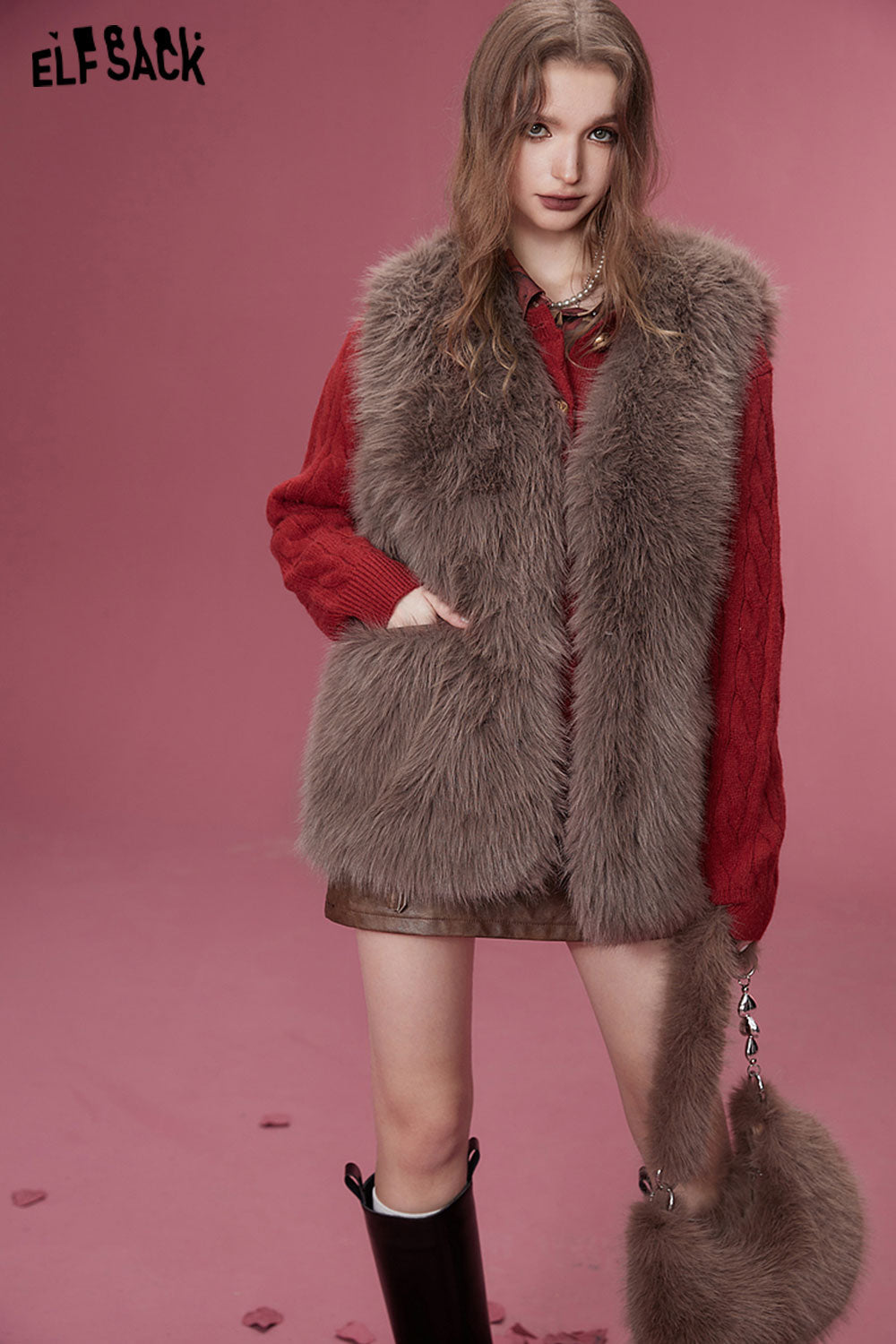 
                  
                    ELFSACK Korean Fashion Fleece Sleeveless Vest Women 2023 Winter New Retro Designer Outwears
                  
                